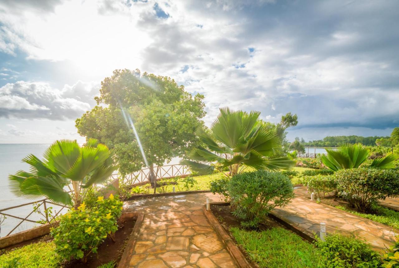 Azao Resort & Spa Pongwe Exterior photo